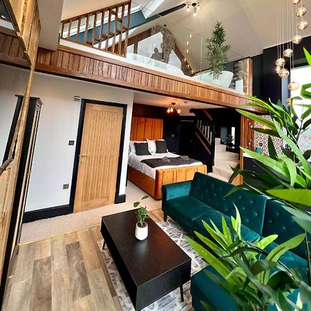 Plas Coch Luxury Barn スランザイニオレン エクステリア 写真