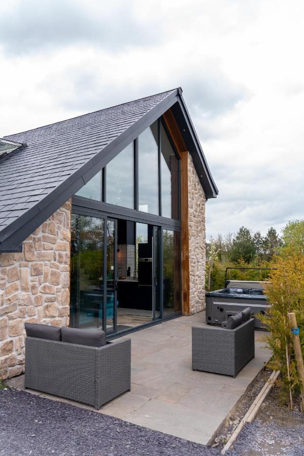 Plas Coch Luxury Barn スランザイニオレン エクステリア 写真