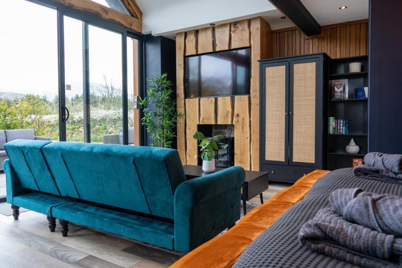 Plas Coch Luxury Barn スランザイニオレン エクステリア 写真