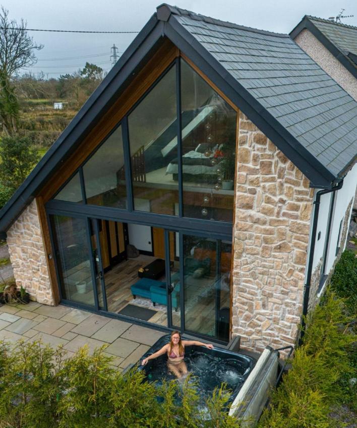 Plas Coch Luxury Barn スランザイニオレン エクステリア 写真